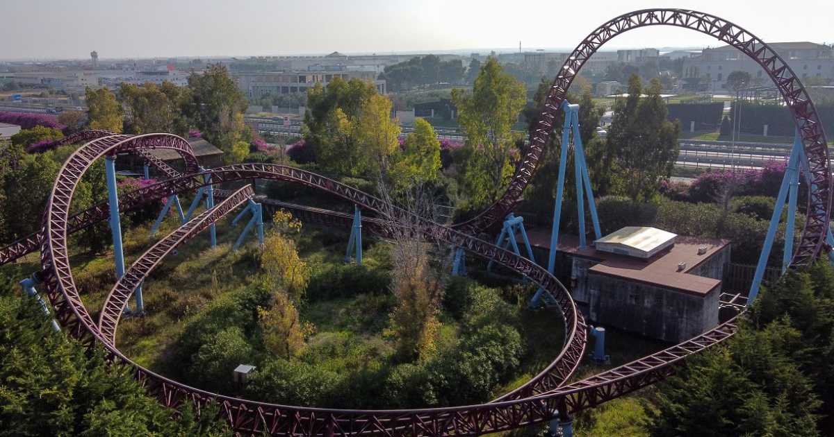 Molfetta, desolate montagne russe e tristi caroselli: � Miragica, il luna park abbandonato